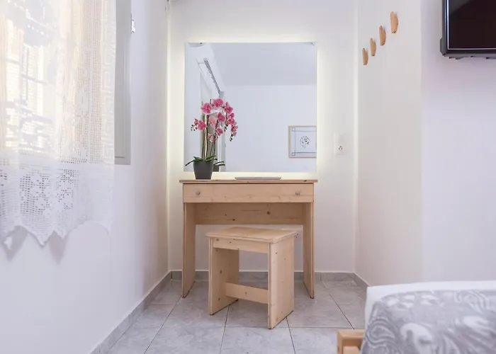 Santorini 180 Degrees